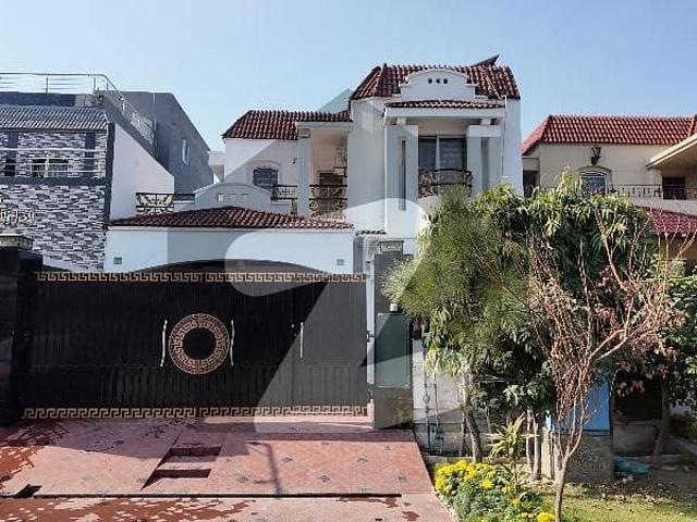 11marla slightly used house avialble on 60feet road