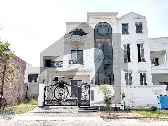 Get This Amazing Prime Location 10 Marla House Available In Lake City Sector M 2A