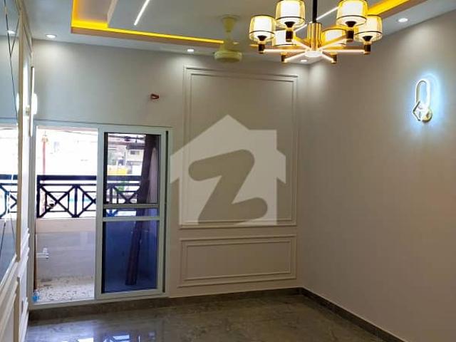 Get This Amazing 1200 Square Feet Flat Available In Jami Commercial Area