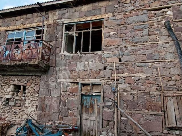 Gevrekli De Satılık Müstakil Taş Bina