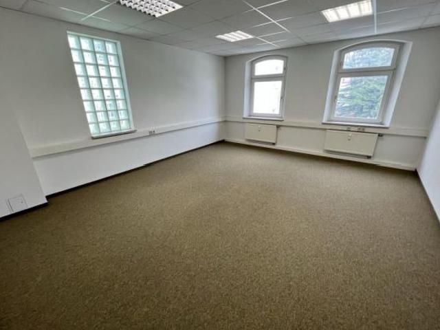Gewerbe mit 4 Räumen, Archiv und WC! Großer Parkplatz direkt am Haus!