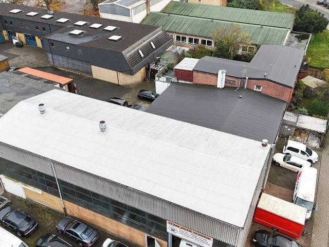 Gewerbe Areal u.a. mit 2 Werkstatthallen, 1 Lagerhalle + 1 Wohngebäude