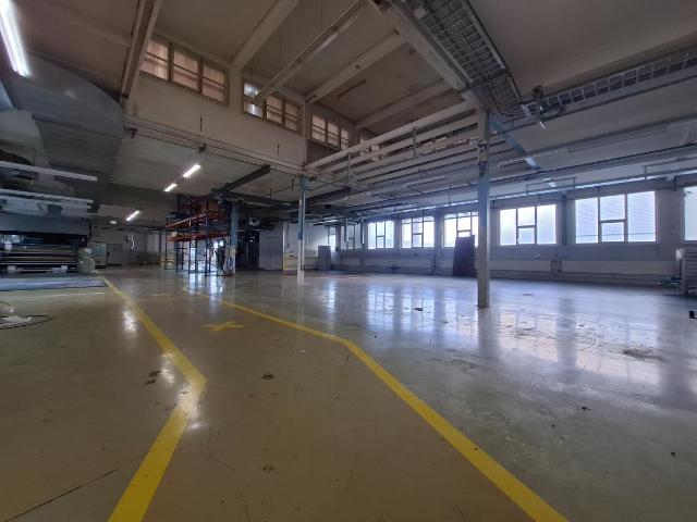 Gewerbefläche mit hohen Decken