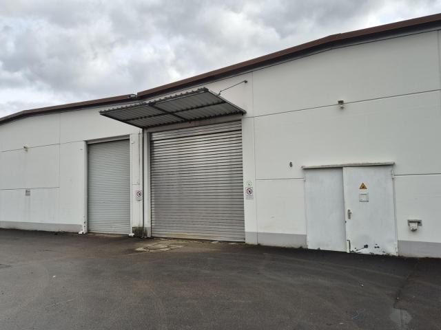 Gewerbehallen mit elektrischem Rolltor in Langenau zu vermieten