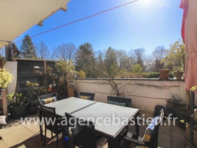 Appartement T3 avec terrasse de 24 m2, garage et parking à G