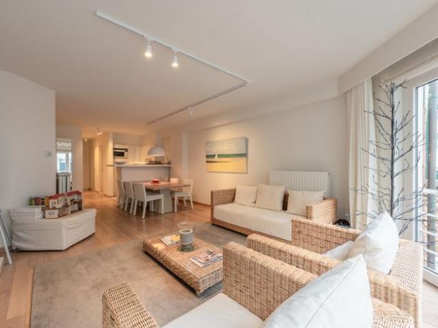 Gezellig tweeslaapkamer appartement met zijdelingszeezich.