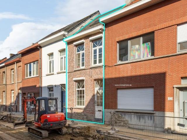 Gezellige instapklare rijwoning met mogelijk 3 SLK en tuin