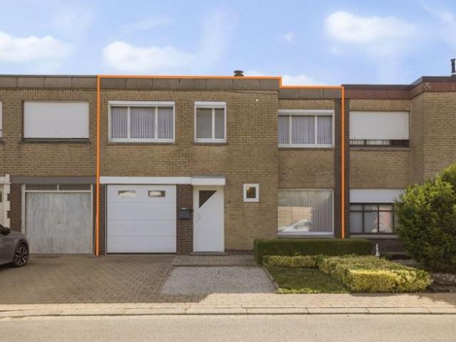 Gezellige rijwoning met 4 slaapkamers en garage vlakbij c.