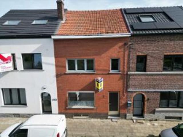 Gezellige rijwoning met grote tuin en boomgaard op stadsran