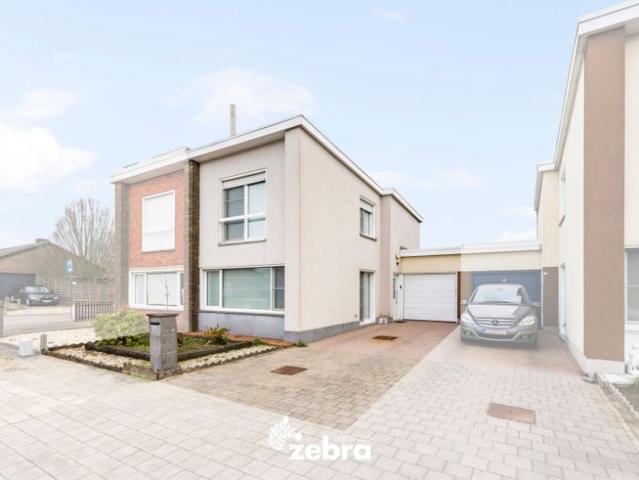Gezellige woning met 3 slaapkamers & garage te Oostrozebeke!