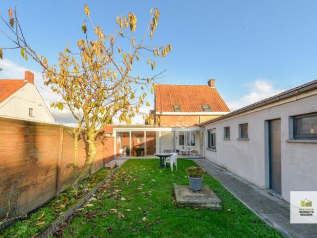 Gezellige woning met 3 slaapkamers, tuin en garage te centr