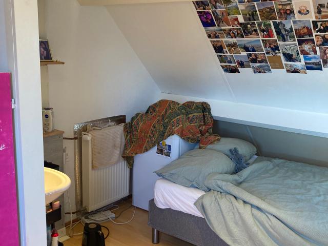 Gezellige zolderkamer met eigen toilet