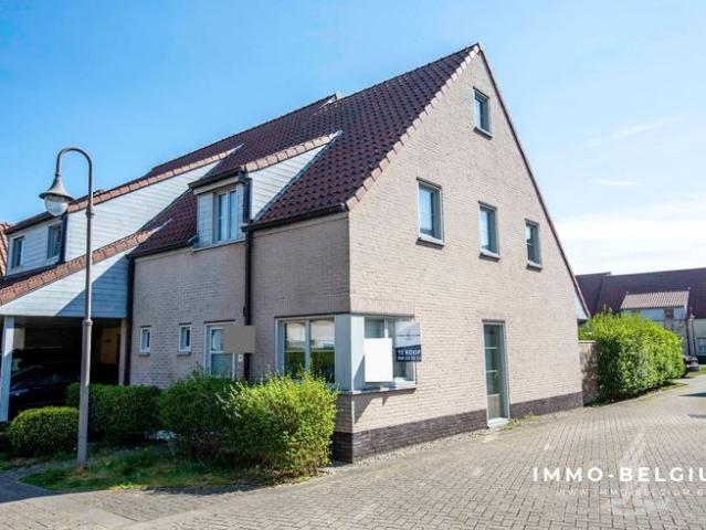 Gezinswoning met 4 slaapkamers op wandelafstand van het c.