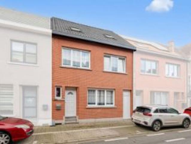 Gezinswoning met 5 slaapkamers en tuin