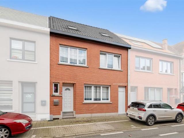 Gezinswoning met 5 slaapkamers en tuin