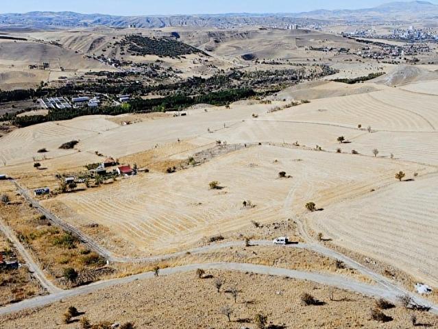 GİCİK DE EMSALLARİN ALTINDA YOL KENARI MANZARALI 2.600 METRE