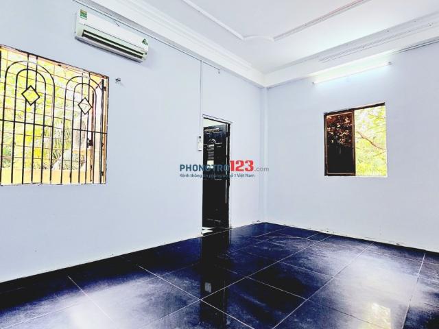 Phòng trống, 25m2 có máy lạnh, 2 cửa sổ lớn, mặt tiền đường Chu Văn An