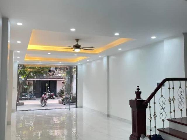 Giá Rẻ Bất Ngờ! Cạnh Ngõ 40 Tạ Quang Bửu, Vỉa Hè Ô Tô Đỗ, Thang Máy, 120M2 Nhỉnh 33 Tỷ