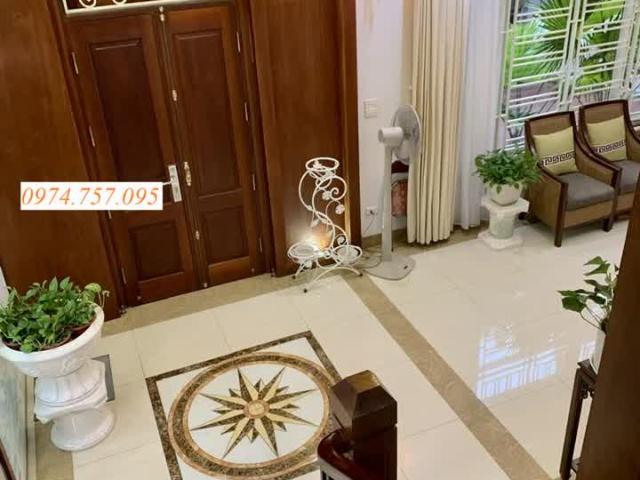 Giá tốt, bán biệt thự sân vườn Việt Hưng, vỉa hè, ô tô, 178m2, mặt tiền 12.5m, dân trí cao