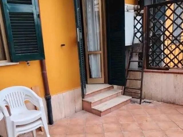 Giardinetti trilocale arredato con corte esterna