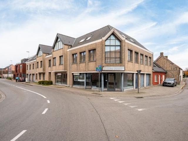 Gigantisch groot appartement met 4 slaapkamers en een rui.
