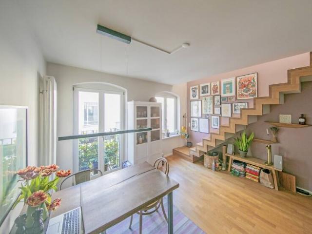 Gipsdreieck meets Dachterrasse: sehr besondere 44 qm Maisonette im Hinterhaus mit EBK