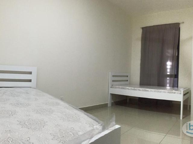 Girl Muslim | sharing | Middle Room at Selayang 18, Selayang | fully furnised | near BBS