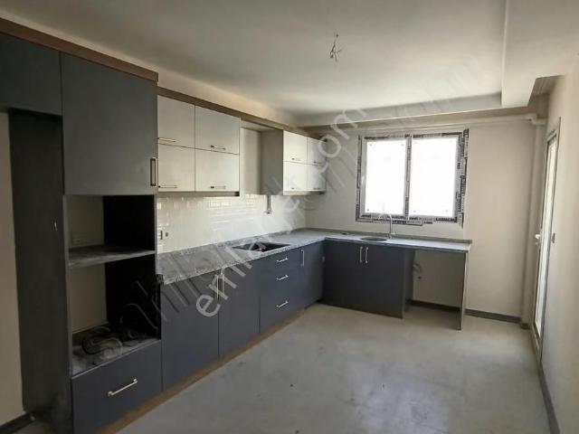 Girne Bulvarı Üzeri Sıfır, Arakat, K.mutfak, E.banyo D.gazlı 3+1