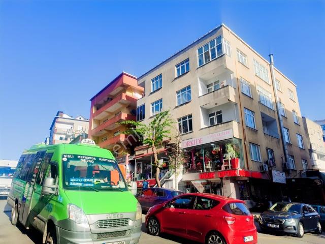 Girne Caddesi 4+1 130 M2 Çift Balkonlu 2.kat