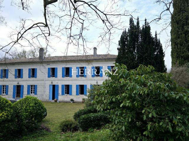 Girondine avec étang et bois Ancienne école du village