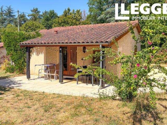 Gite avec séjour, 2 chambres, piscine, tennis dans belle résidence de tourisme à Gourdon
