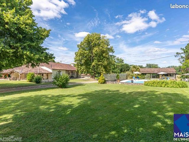 Gîte 8 pièces 334 m²