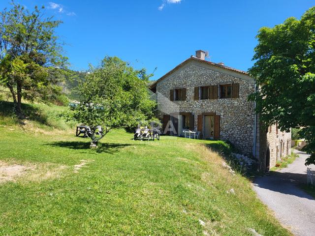 Gites et Chambres d'hôtes Saint Geniez 538 m2 Alpes de Haute. 538m² Saint Geniez
