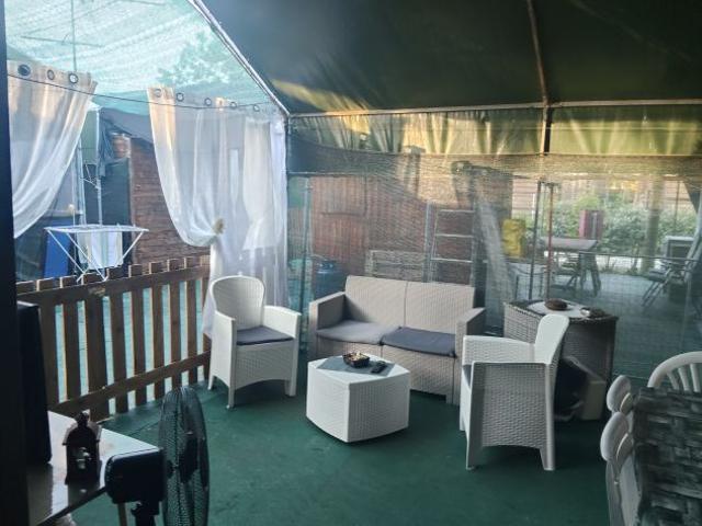 giugno luglio roulotte con veranda in campeggio