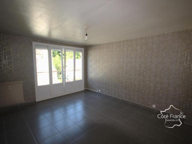 GIVET Appartement T4 3 chambres rénové, situé dans une rés