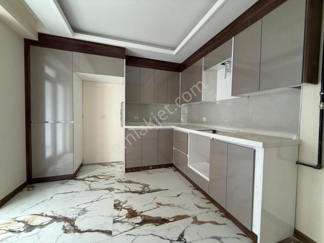 Giyinme Odalı 3+1 Kat Konumunda Altta Daire Var