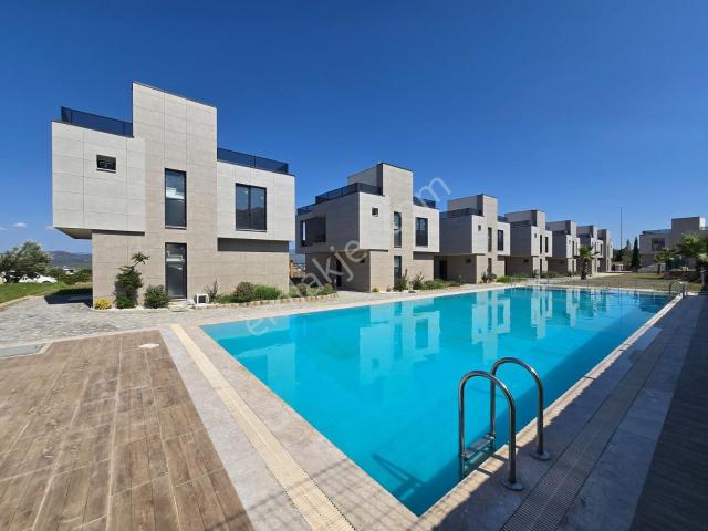 Gömeç Sahilde Denize 300m Havuzlu Sitede Satılık 3+1 Lüks Villa