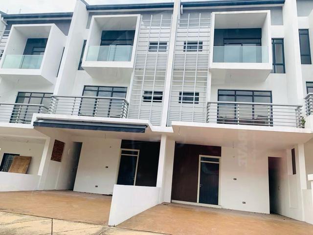 GOOD CONDITION 3 Sty 3570sf SuperLink House Lake Club Rawang