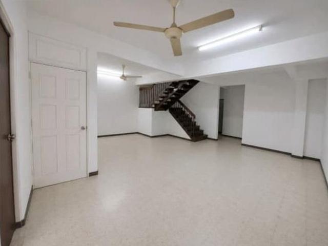 Good ConditionTaman Cuepacs Alam Jaya FREEHOLD House 5min to MRT
