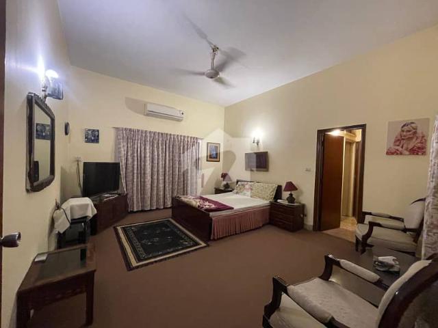 Good location chance price bungalow in gulshan e iqbal