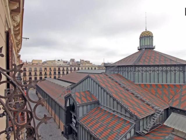 Good room with ample storage in 6 bedroom apartment, El Born