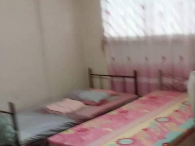 Good size Common room, 1 or 2 pax, Near Chinese Garden Mrt and Garden, Near Shops, Food etc.