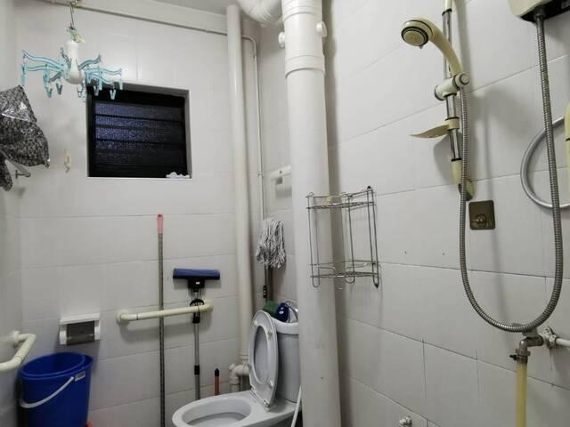 Good size Common room, 1 or 2 pax, Near Chinese Garden Mrt and Garden, Near Shops, Food etc.