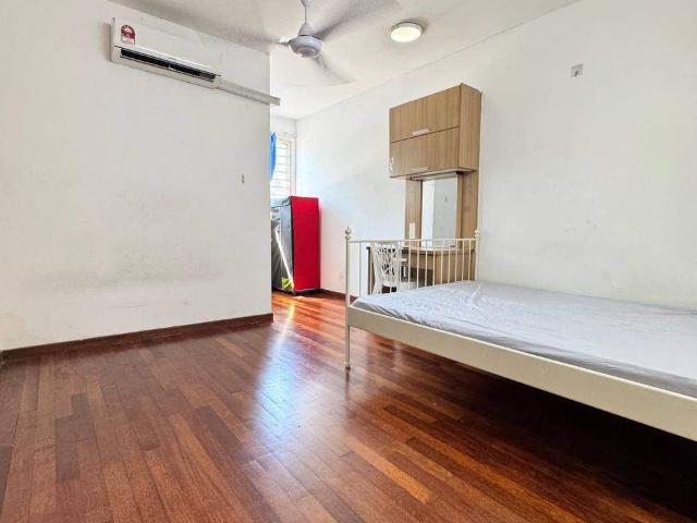 [Good value] Klang Middle Room | Fully Furnished | Near LRT | Wifi And Aircond Available
