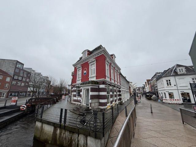 God lejlighed tæt på skov, centrum og bus/tog
