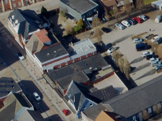 Godsbanegade 12 A B, 7330 Brande, udbydes som investeringsejendom. Ejendommen er beliggende centralt i Brande med kort afstand