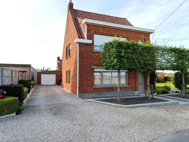 Goed onderhouden, alleenstaande woning met 3 slaapkamers, bu