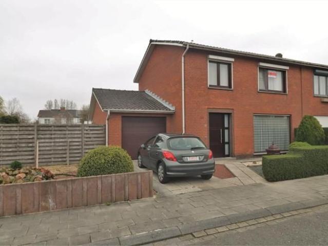 Goed onderhouden half open bebouwing op een grondoppervlakte