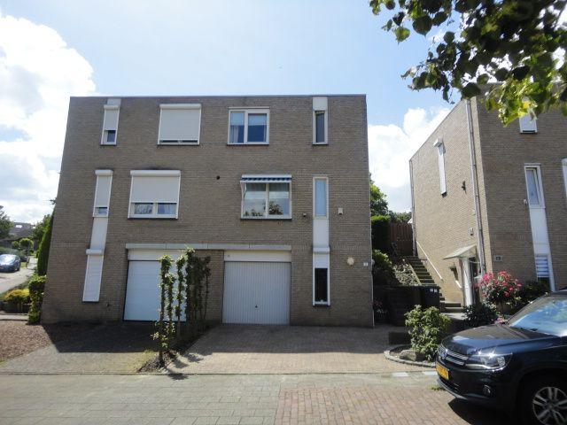 Goed onderhouden half vrijstaande drive in woning met 3 slaapkamers en een ruime badkamer en een geheel nieuwe keuken. Op loopafstand van Hoofdkwartier N.A.T.O