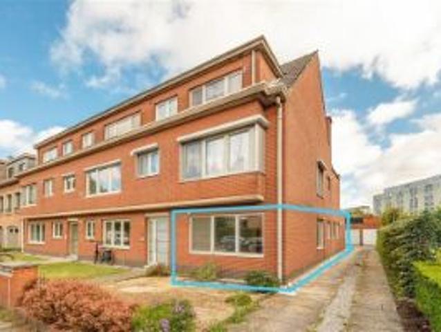 Goed onderhouden hoekappartement met 2 skaapkamers en garage